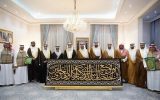 تحویل پرده کعبه به خادمان بیت الله الحرام