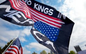 نه به پادشاهی ترامپ واکنشی به رفتارهای دیکتاتورمآبانه دولت آمریکا نه به پادشاهی ترامپ واکنشی به رفتارهای دیکتاتورمآبانه دولت آمریکا