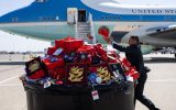 هیأت همراه ترامپ کلیه هدایای خود را به سطل زباله ریختند